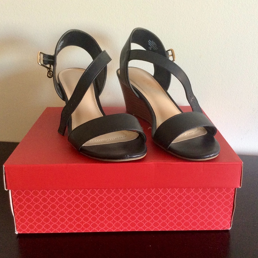 Kelly & Katie Elendra Wedge Sandal, Black, Size 8.5